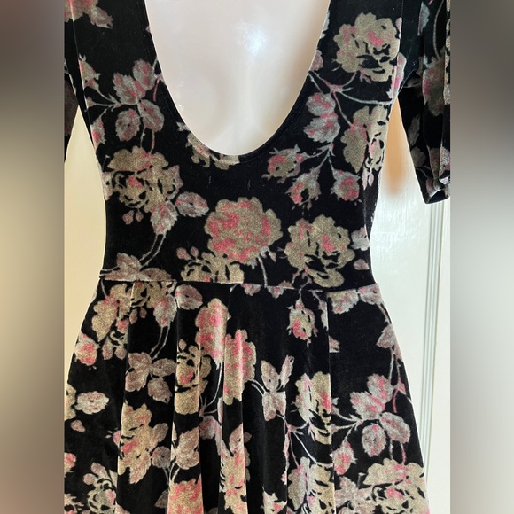 Kimchi Blue - Velvet Floral Short Sleeve Dress with Scoop Back - Picture 7 of 12